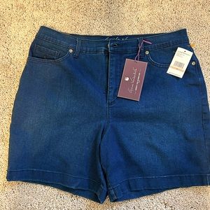 Gloria Vanderbilt Amanda short size 12